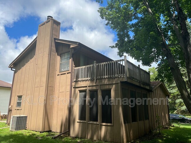 Building Photo - 9748 Lincoln Ave