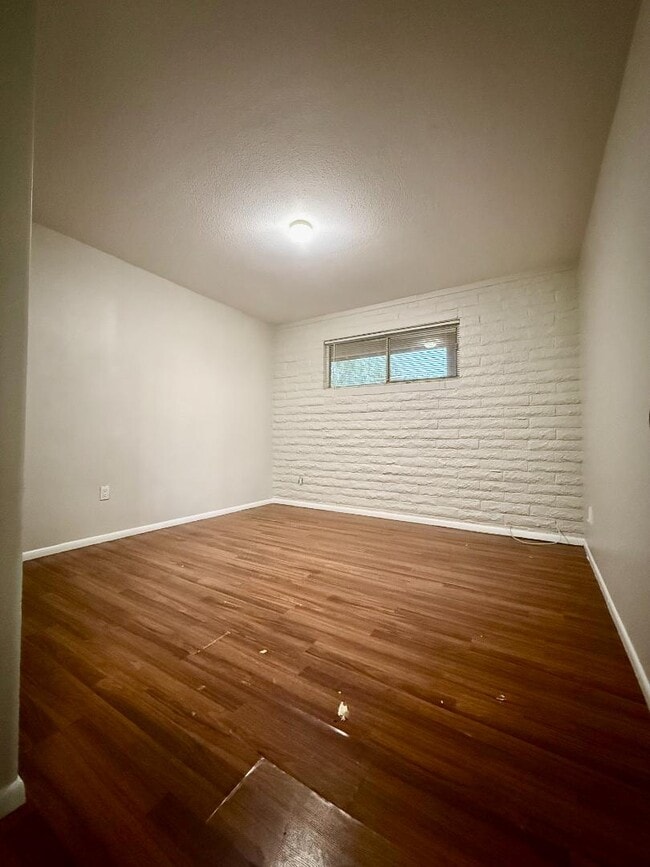 Building Photo - 825 E 5th St