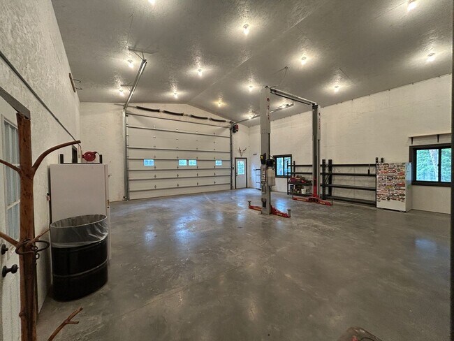 Building Photo - Huge Shop with 2 bedroom 2 bath Condo attached!