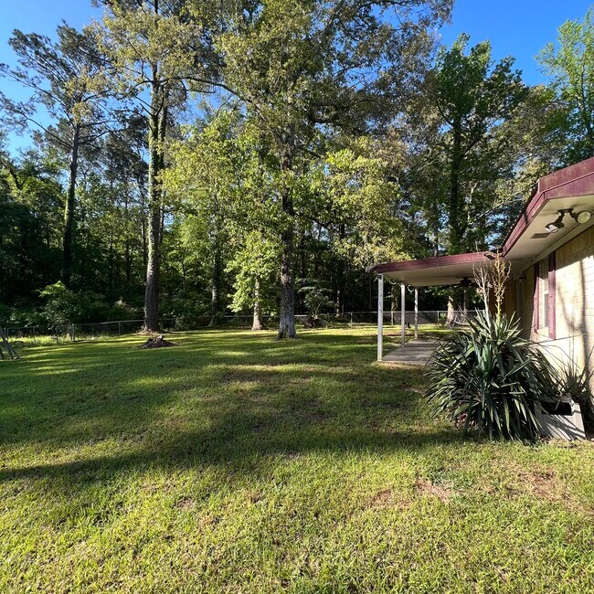 Building Photo - 440 W Hawthorne Rd
