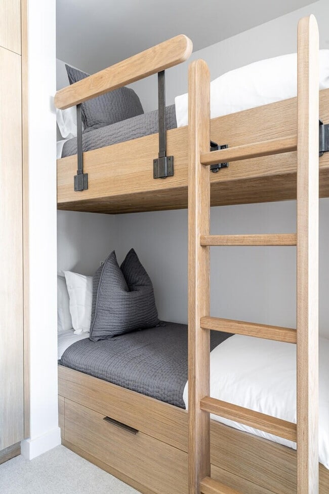 Building Photo - 10 Tree Line Ln