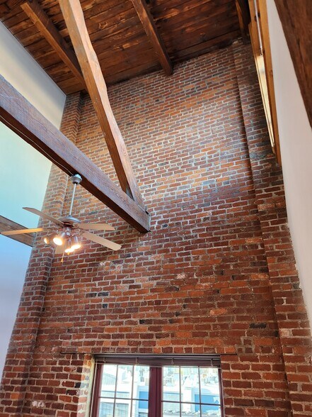 Building Photo - 815 Porter St