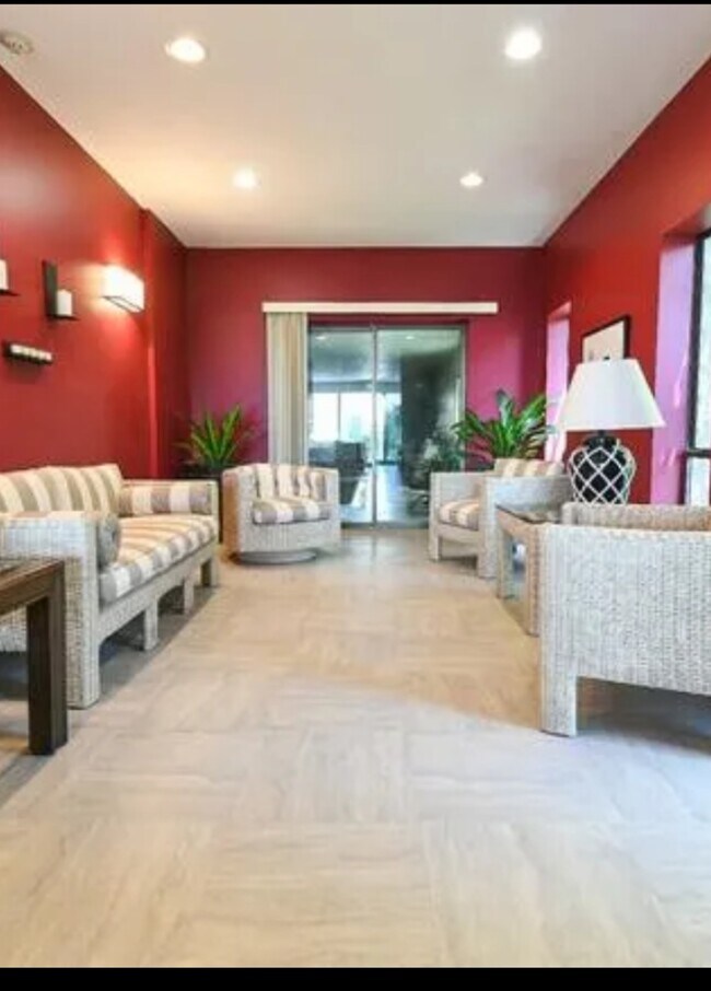 Building Photo - 245 N Vine St