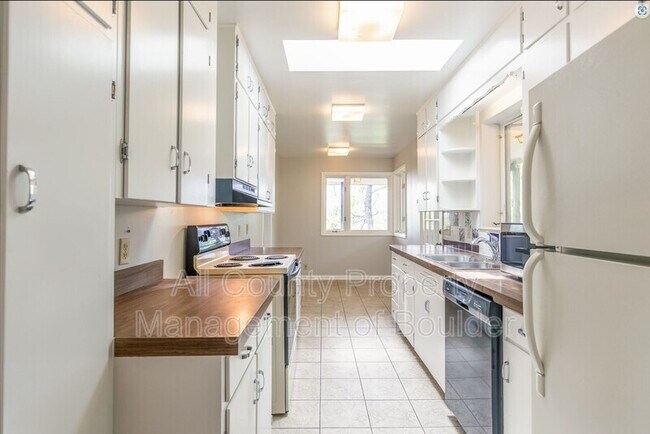 Building Photo - 2360 Balsam Dr