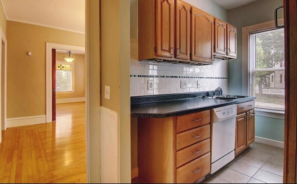 Building Photo - 173 Rochambeau Ave