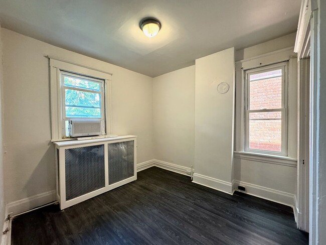 Building Photo - 5 bed/2 bath Mins. from UC Campus for Only...