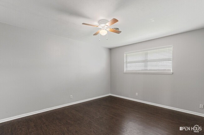 Building Photo - 4805 Big Bend Dr