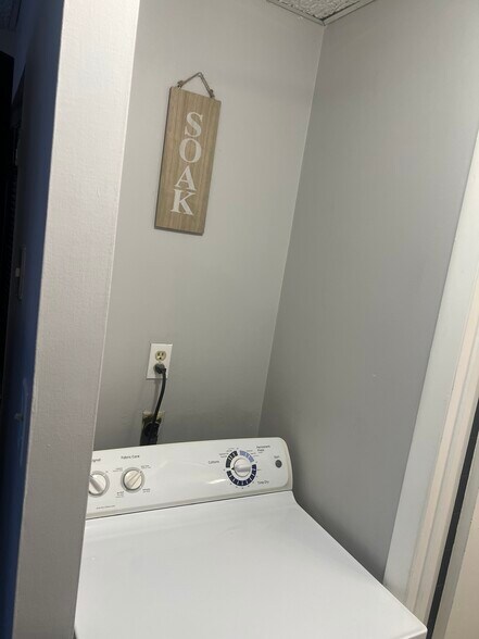 Building Photo - 505 W 53rd Ave