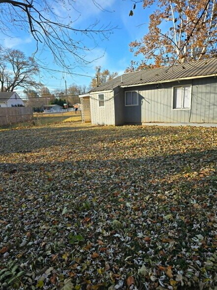 Building Photo - 1702 Wakefield Dr NE