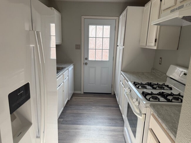 Building Photo - Remodeled 3 Br, 2 Ba, with major appliances