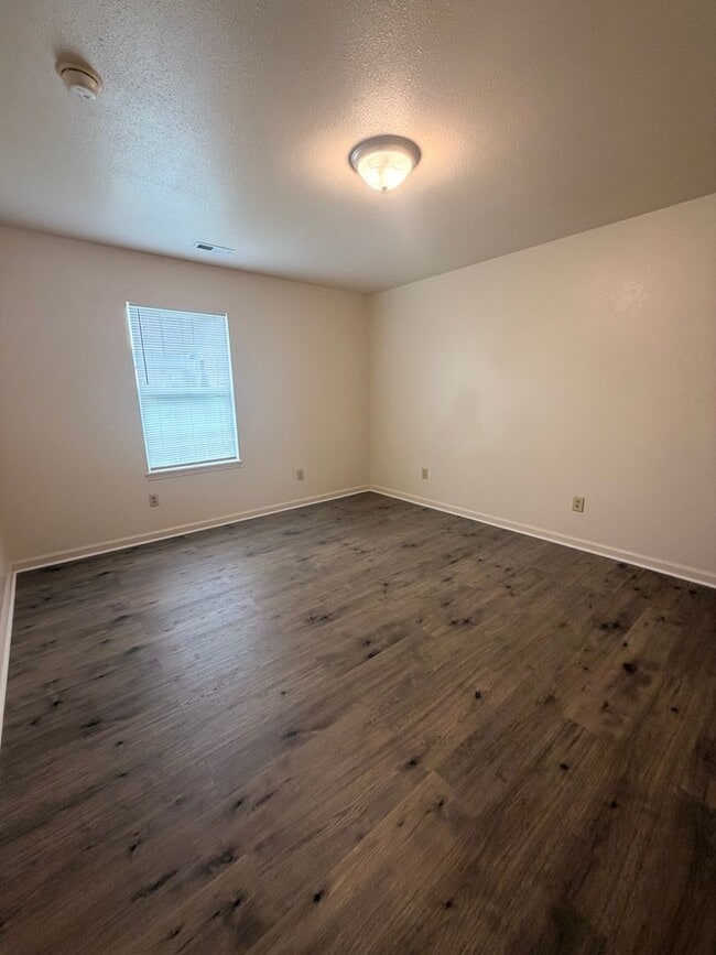 Building Photo - 2 Bed 2 Bath Duplex on Clearwater Way!