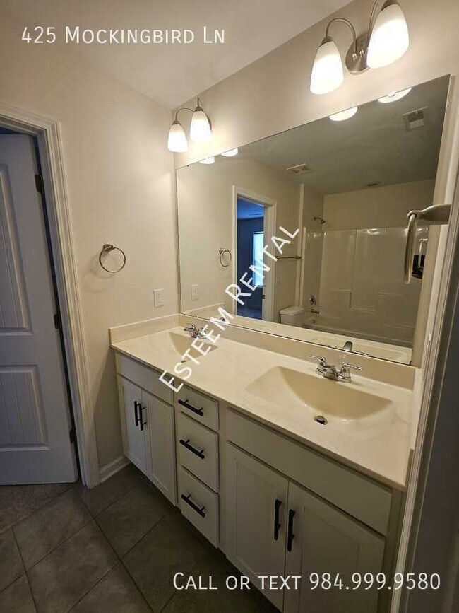 Building Photo - 425 Mockingbird Ln