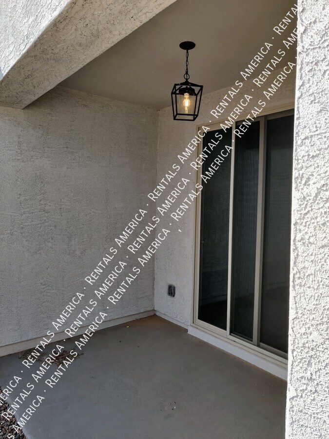 Building Photo - 36033 W San Clemente Ave