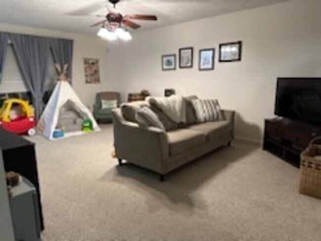 Building Photo - 2 Bedroom townhouse with garage near Med C...