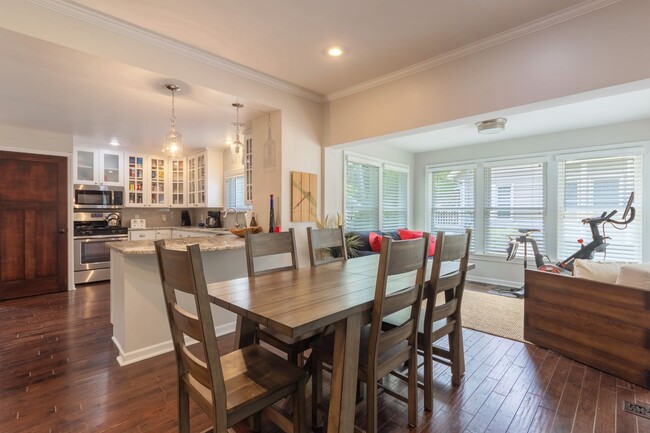 Building Photo - Charming Fully Furnished Three Bed, Two Ba...