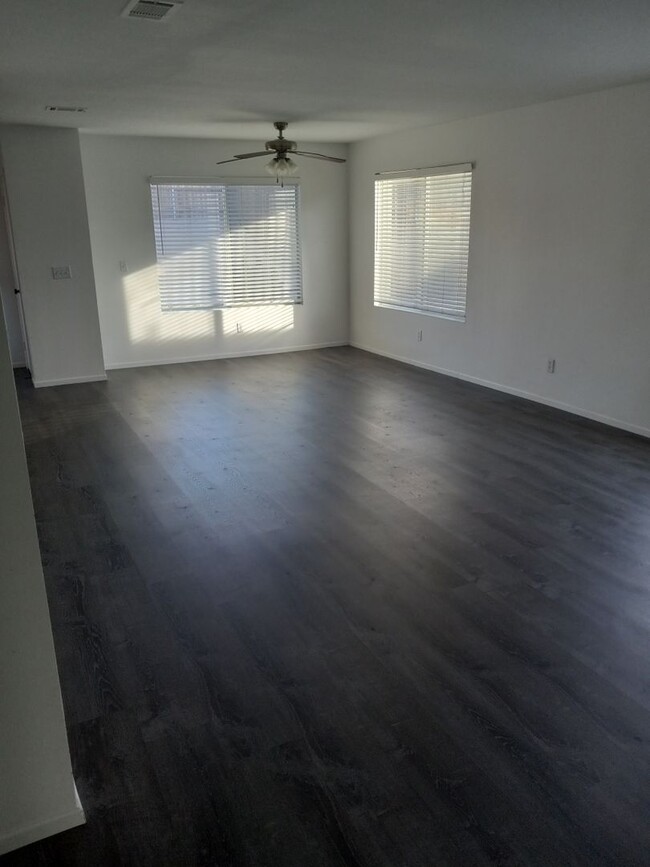 Building Photo - Newly Remodeled 4 bedroom 2 bathroom Avail...