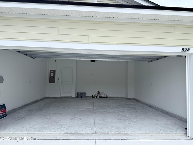 Building Photo - 523 Farmfield Dr