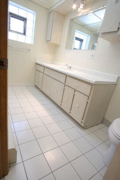 Full Bathroom - 8418 W Oak Ave