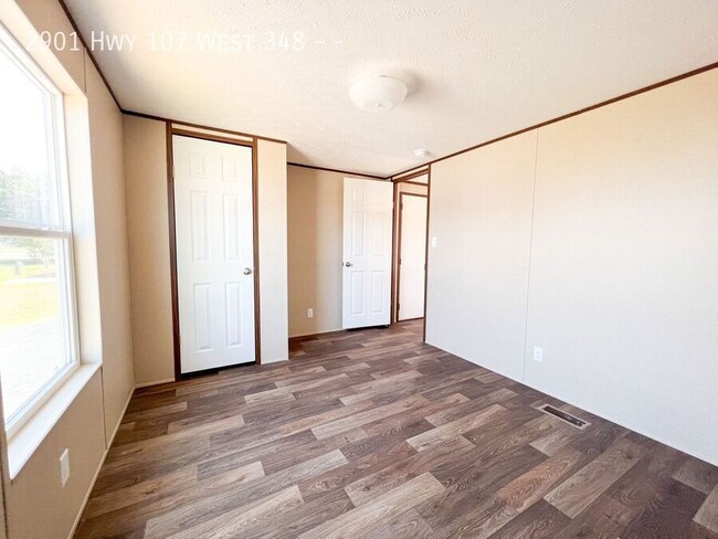 Building Photo - 2 bed 1 bath available!