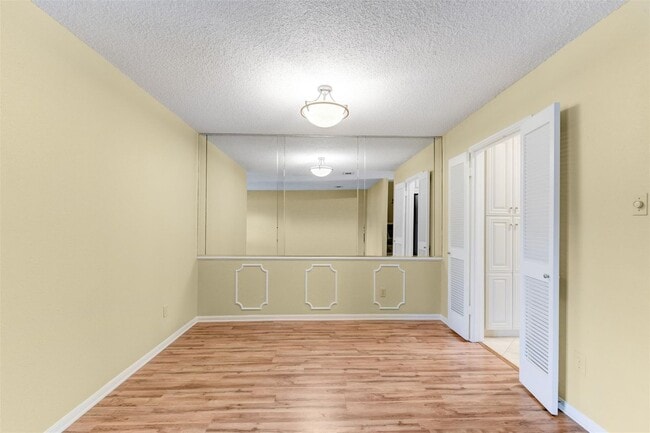 Building Photo - 3 BD / 2.5 BR Townhome in Memorial Club co...