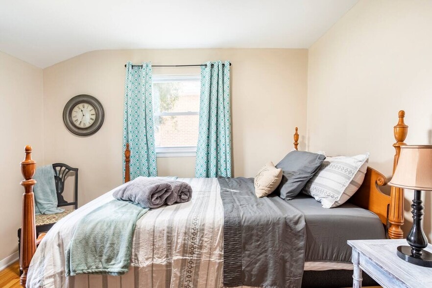 Building Photo - 2346 Pine St