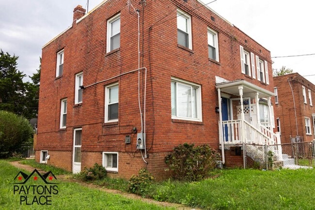 Building Photo - Spacious Single Family home with Huge Back...