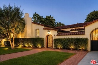 Building Photo - 304 S Clark Dr