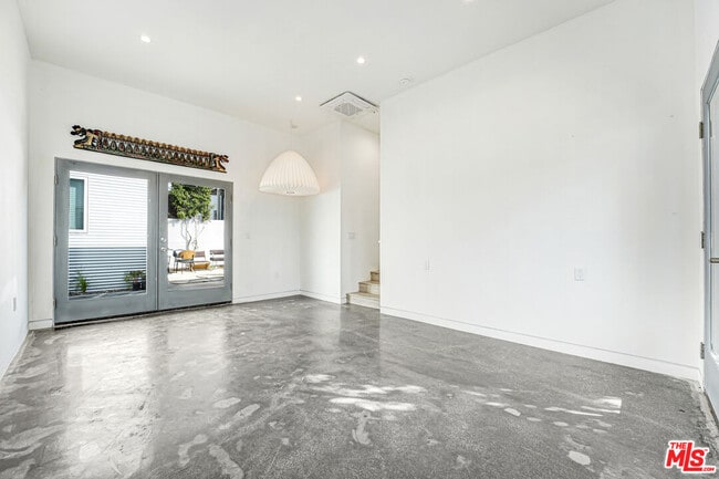 Building Photo - 2725 1/2 Dalton Ave