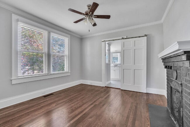 Building Photo - Stylish 2-Bed, 2-Bath Residence with Moder...