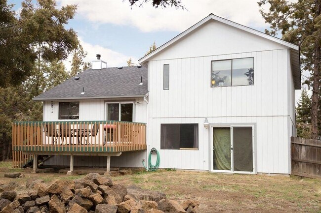 Building Photo - Charming Split Level in NE Bend - HUGE Yard!