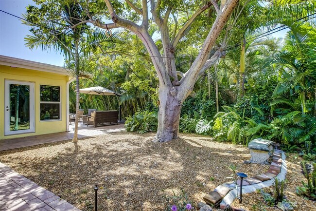 Building Photo - 2600 N Riverside Dr