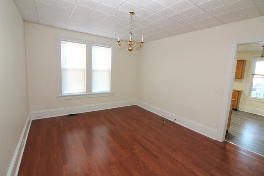 Building Photo - 16 Main St