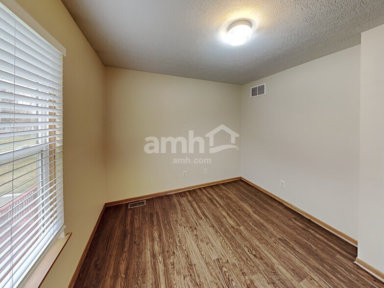 Building Photo - 875 Maher Dr