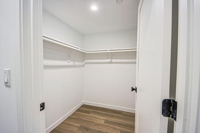 Building Photo - 5233 Satsuma Ave