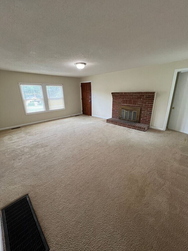 Building Photo - 326 Mayflower Ave