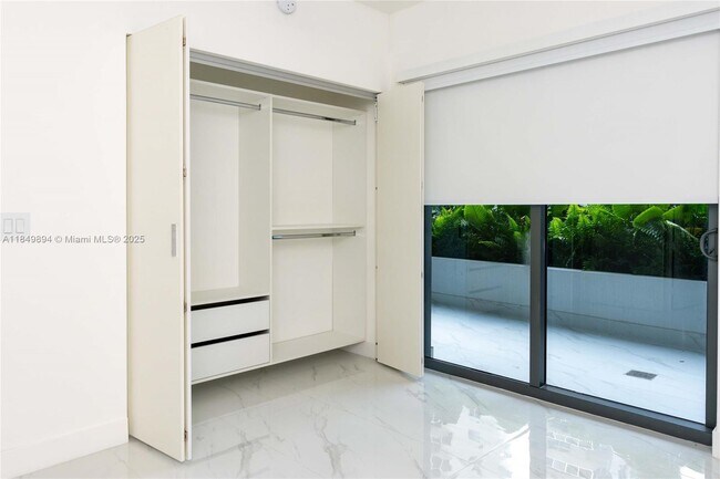 Building Photo - 700 NE 24th St