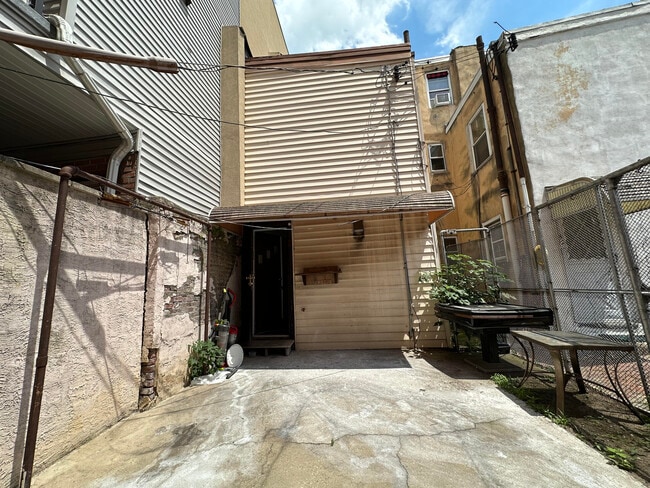 Building Photo - 1602 S Front St