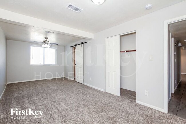 Building Photo - 812 E Las Palmaritas Dr