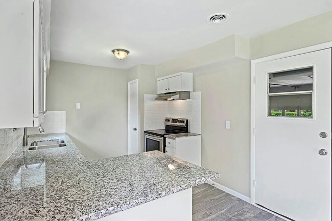 Building Photo - 5815 Effingham Dr