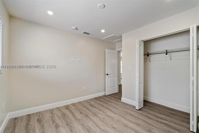 Building Photo - 330 W 74th Pl