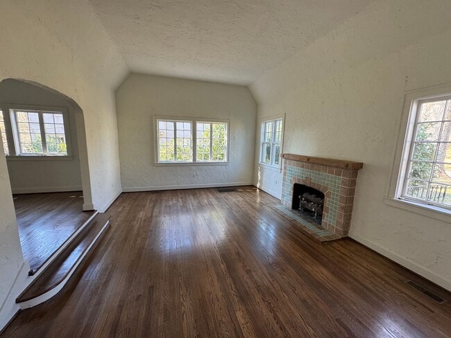 Building Photo - For Rent: 4BR / 2BA Home in Historic Club View – Bonus Sunroom & Screened Porch!
