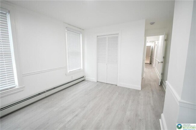 Building Photo - 459 Linden St
