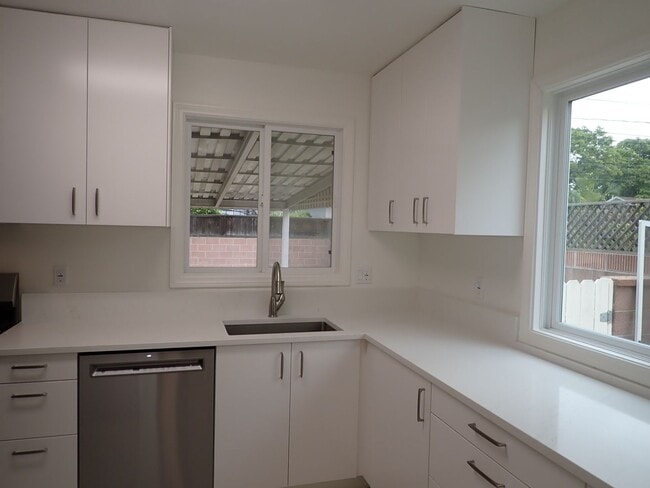 Building Photo - Single Family House in Desirable Neighborhood