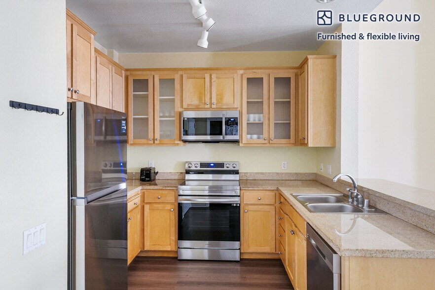 Building Photo - 853 Commodore Dr