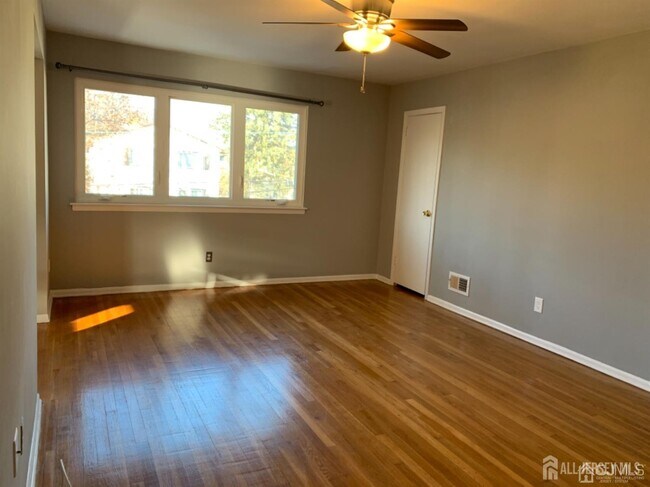 Building Photo - 58 Van Buren Ave
