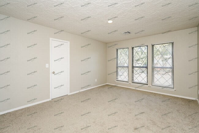 Building Photo - 8304 S 6th St