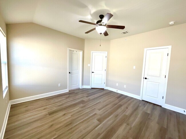Building Photo - **APPLICATION RECEIVED** Three Bedroom Townhome in Prime Location! Close to New IKEA, I-35, Forum...