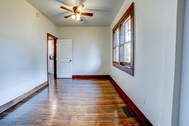 Building Photo - 3/2 Rustic Craftsman Home Of Your Dreams!