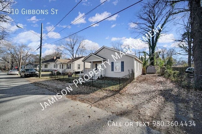 Building Photo - 910 Gibbons St
