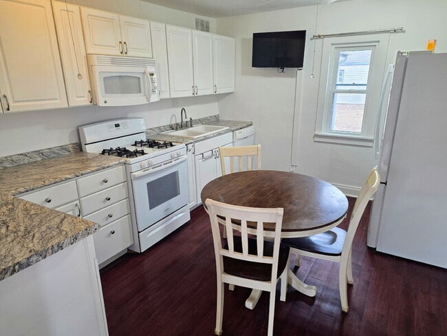 Building Photo - 1526 Rapids St